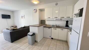 Refrigerador, microondas, lavavajillas y utensilios de cocina