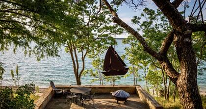 Canyon Lake Haus with private patio and beach access