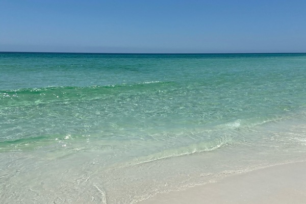 Una playa cerca, sillas reclinables de playa, toallas de playa