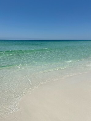 Playa en los alrededores, camastros y toallas de playa 