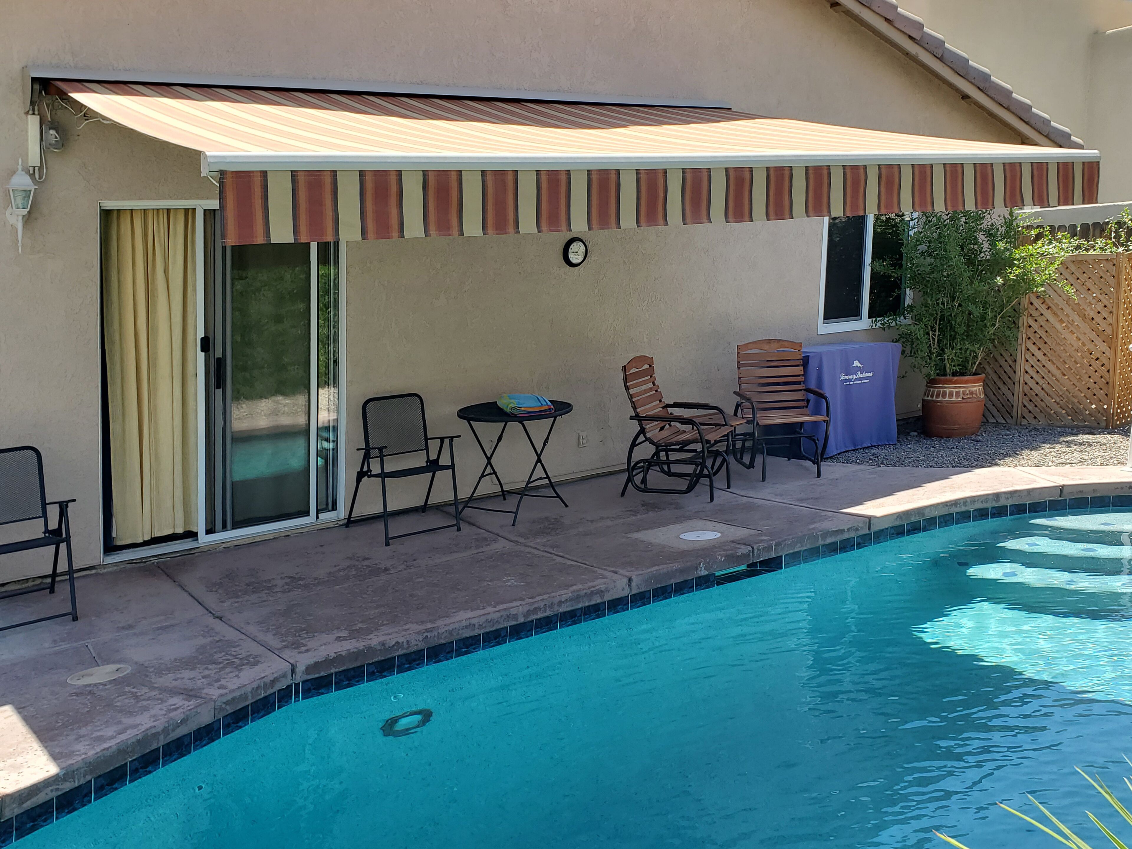 Een buitenzwembad, een verwarmd zwembad