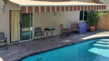 Een buitenzwembad, een verwarmd zwembad