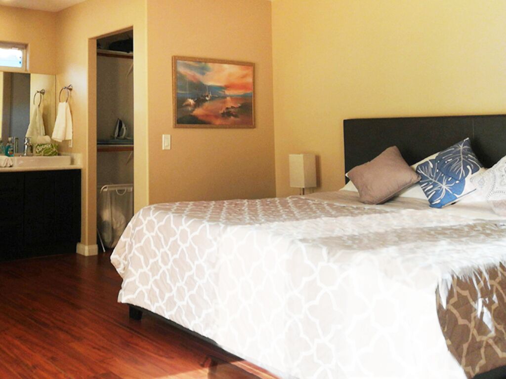 3 slaapkamers, een bureau, een strijkplank/strijkijzer, reisbedje