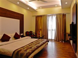 Quarto executivo, sacada | Individualmente mobiliados, escrivaninha, cortinas blackout