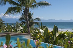 Een buitenzwembad, een verwarmd zwembad