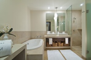 Sèche-cheveux, serviettes fournies, savon, papier toilette