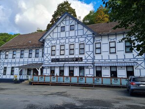 A traditional half-timbered building with a sign for 'Gästehaus Burgstiege'. - Room 4 - Gasthaus Burgstieg (Stiege)