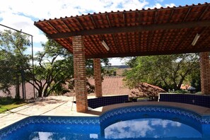 Swim-up bar