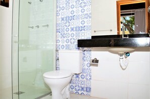Double Room | Bathroom | Shower, free toiletries, hair dryer, towels