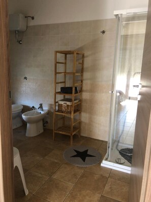 Dusche, Regendusche, Haartrockner, Bademäntel