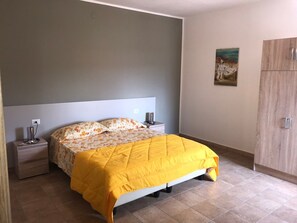 Bureau, rideaux occultants, fer et planche à repasser