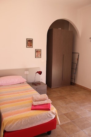 Desk, blackout curtains, iron/ironing board, cots/infant beds - B&b Paolo e Daniela (Carbonia)