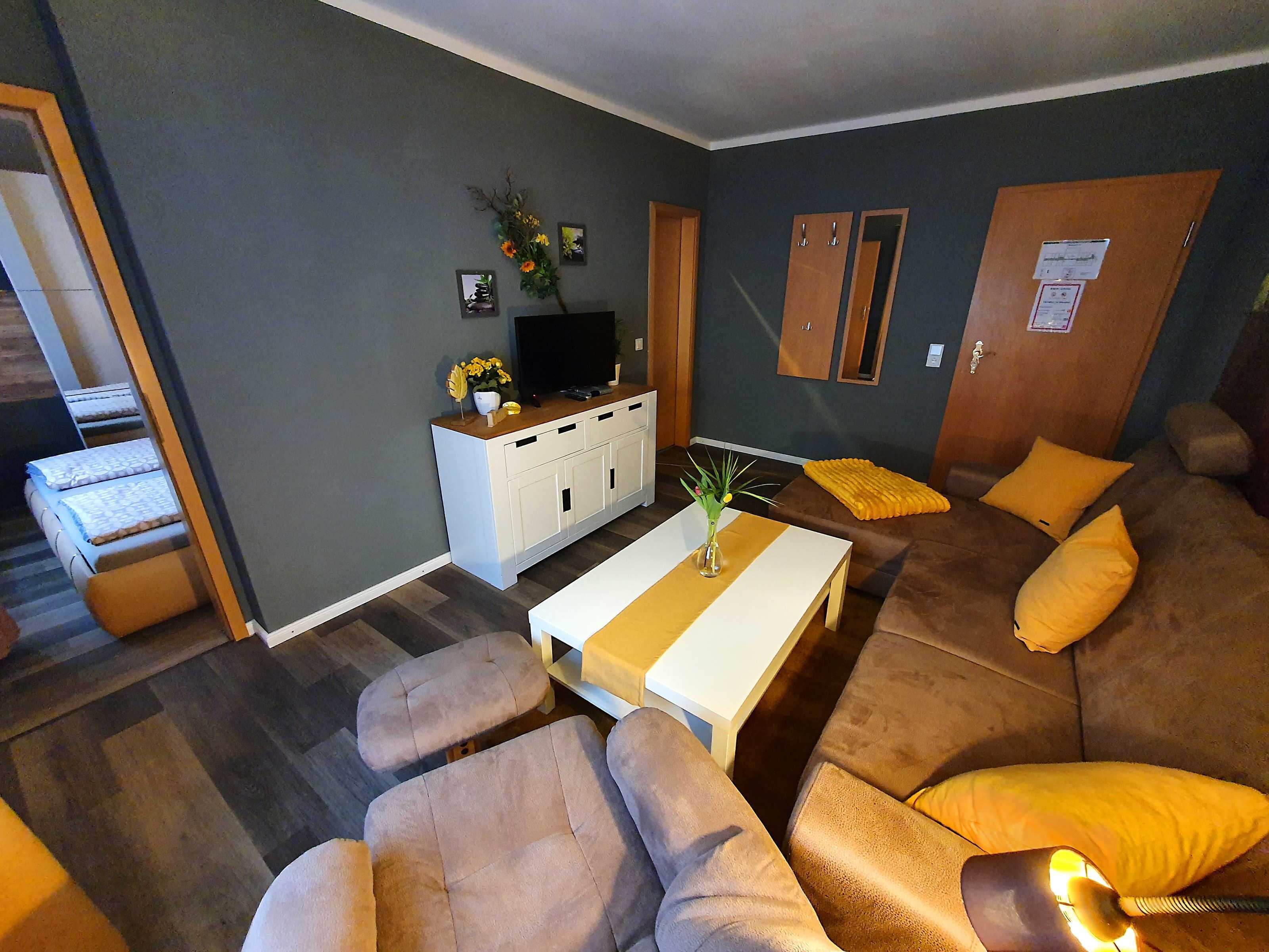 Gästezimmer 5 - Wohnbereich mit Couch und Wohlfühlsessel