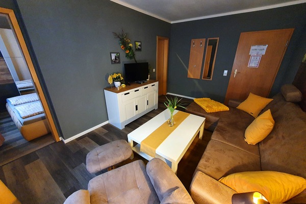 Gästezimmer 5 - Wohnbereich mit Couch und Wohlfühlsessel