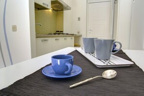 Frigorifero, piano cottura, macchina per tè/caffè, bollitore elettrico