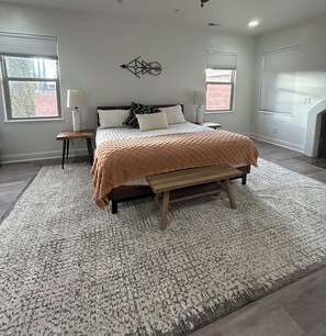 4 habitaciones, tabla de planchar con plancha y cuna de viaje 