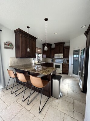 Refrigerador, microondas, horno y parrilla de estufa 