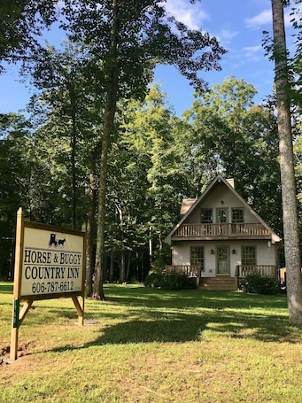 Exterior. The Horse & Buggy Country Inn