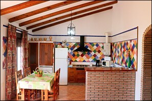 Réfrigérateur, micro-ondes, plaque de cuisson, cafetiÚre/bouilloire