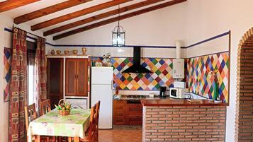 Een koelkast, een magnetron, een kookplaat