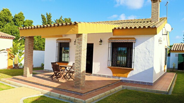 A small house with a patio, a table, and chairs. - Holiday home with fenced private pool (CONIL DE LA FRONTERA)
