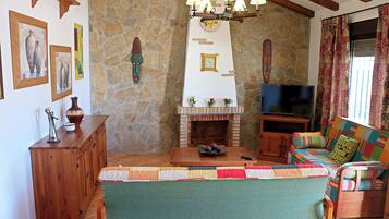 Een televisie en een open haard