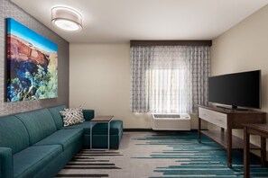 Living area - La Quinta Inn & Suites by Wyndham Clovis CA (Clovis)