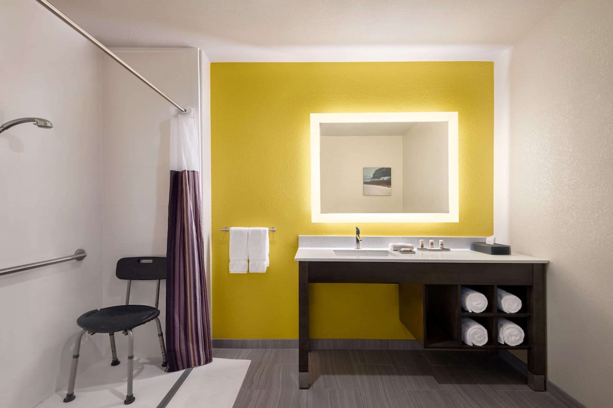 rainfall showerhead, free toiletries, hair dryer, towels