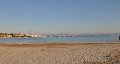 Apartamento 3 pax a 50 m de la playa, wifi, AC! Puerto Alcúdia
