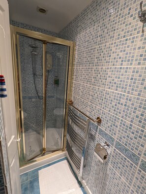 Superior Double or Twin Room, Ensuite, Garden View (Roses) | Bathroom - Summerfields House (Hastings)