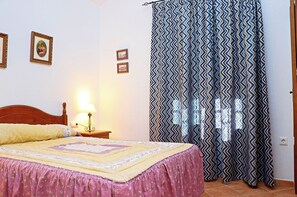 2 soverom, strykejern/-brett og sengetøy