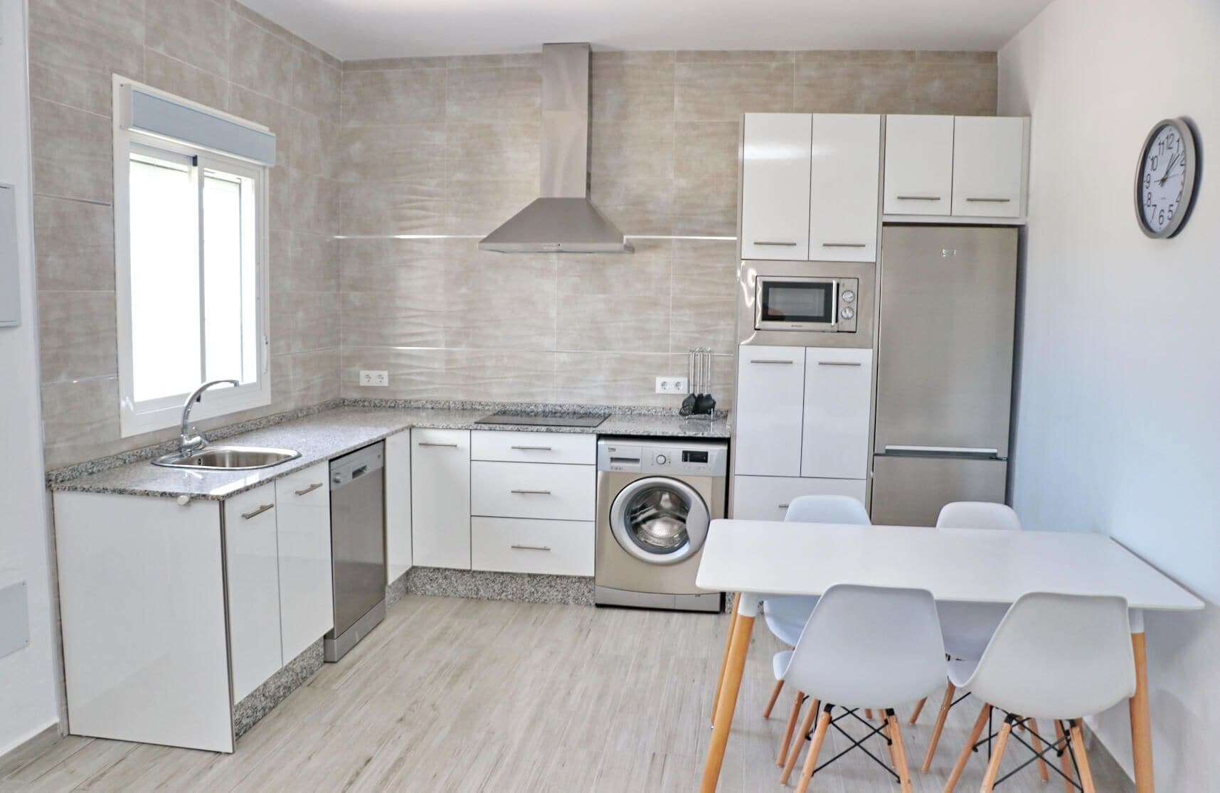 Een koelkast, een magnetron, een kookplaat, een vaatwasser