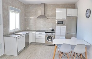 Refrigerador, microondas, placa de cocina, lavavajillas