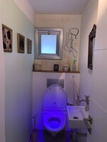 Villa, 4 Bedrooms | Bathroom | Deep soaking tub, towels, shampoo