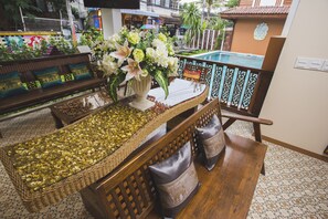 Lobby sitting area - Chada Mantra Hotel (Chiang Mai)