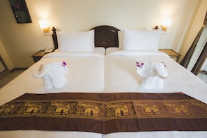 Laptop workspace, free WiFi, bed sheets - Chada Mantra Hotel (Chiang Mai)