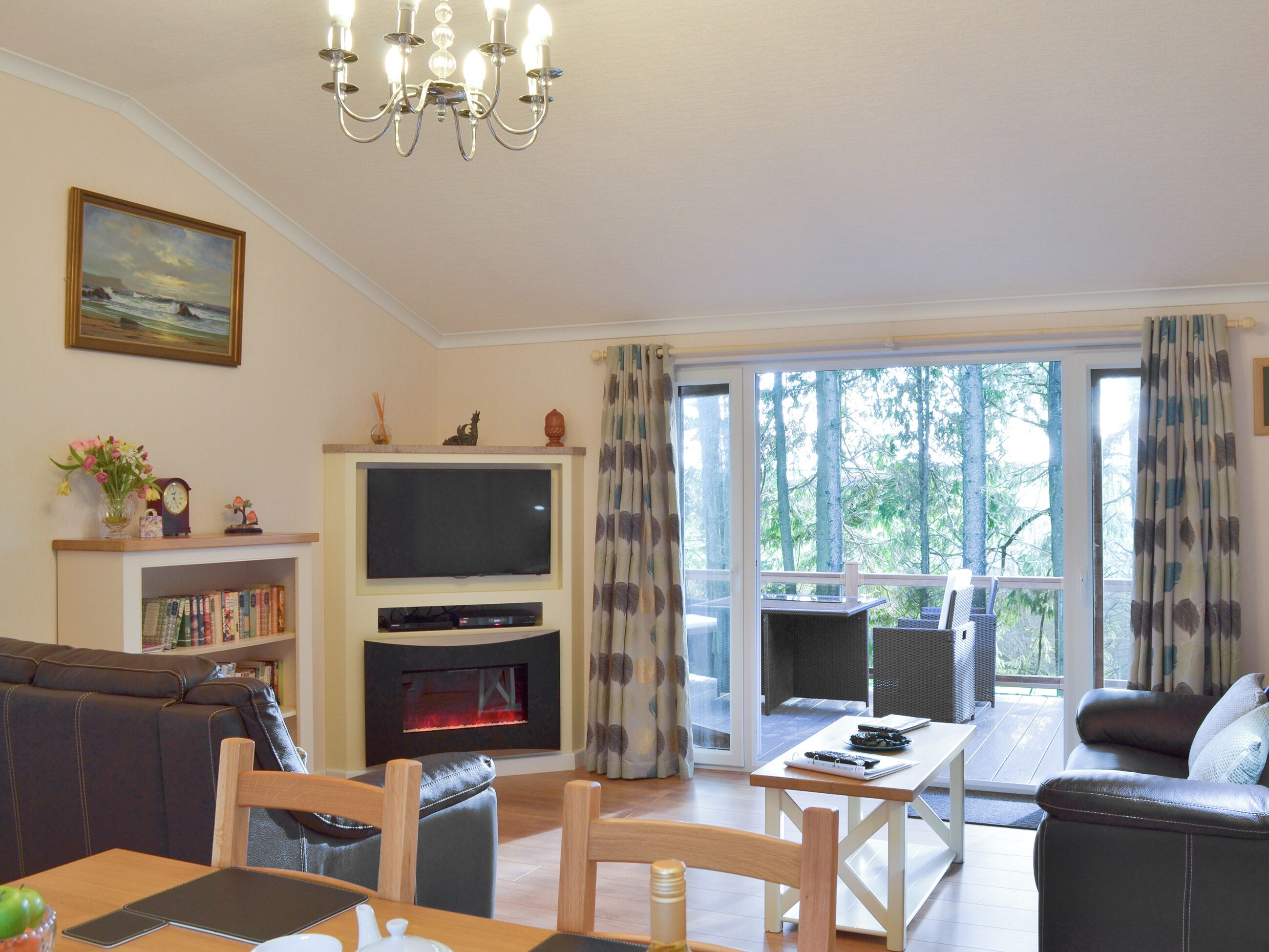 Una sala de estar con chimenea, televisión y comedor.