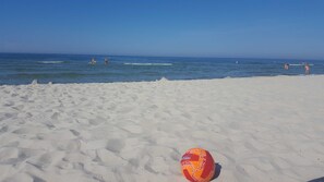 A beach with a volleyball on the sand. - Vacation apartment Mühlenstraße, quiet with terrace and garden - Holiday apartment (Prerow)