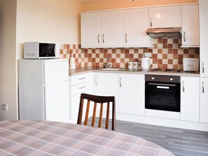 Batterie de cuisine, vaisselle et ustensiles