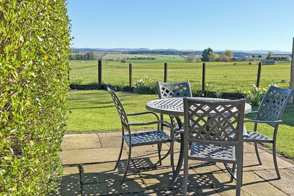 Sitting-out-area | The Lodge Cottage, Methven, near Perth