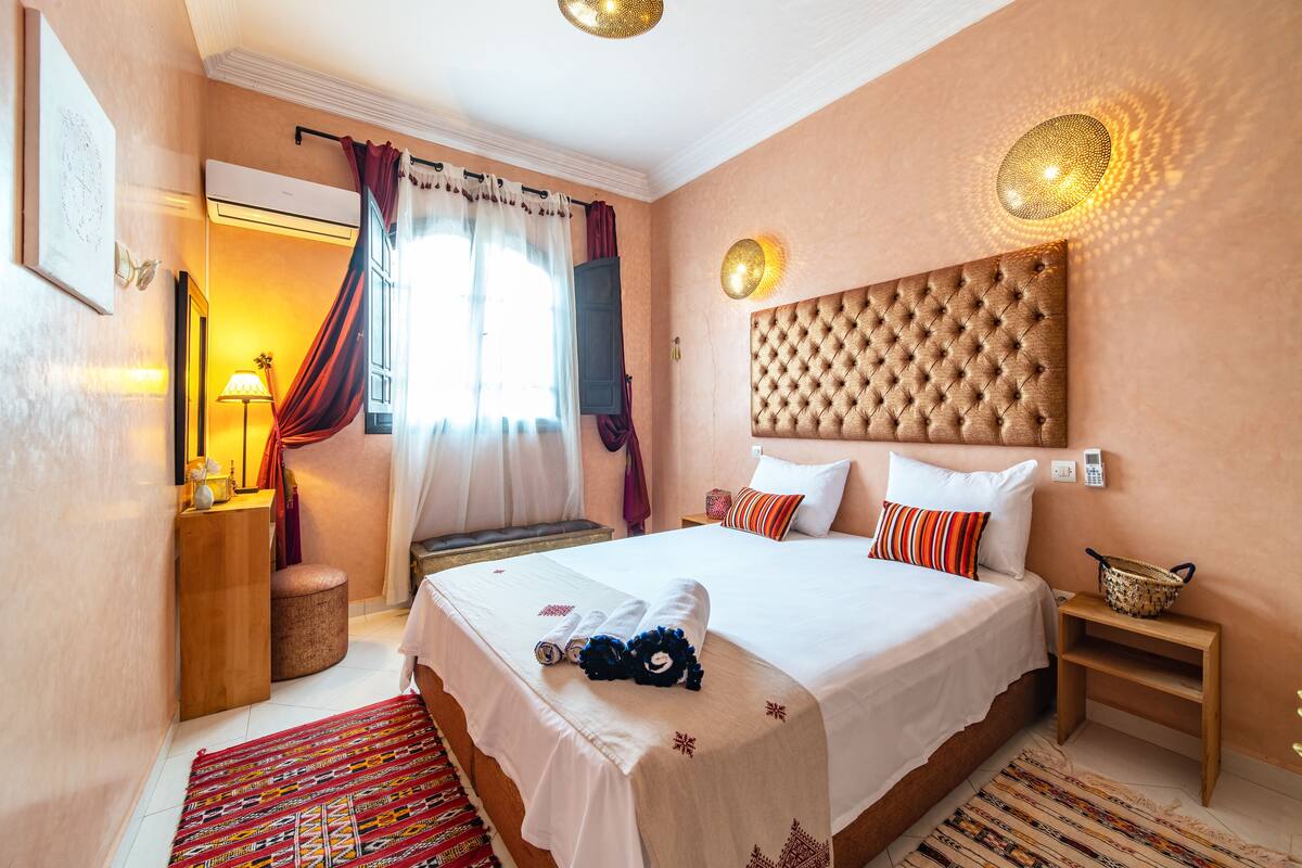 Superior-Apartment, 2 Schlafzimmer (Rouge Marrakech) | Hochwertige Bettwaren, Schreibtisch, Bügeleisen/Bügelbrett