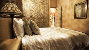 Superior appartement, 2 slaapkamers (Rouge Marrakech) | Luxe beddengoed, een bureau, een strijkplank/strijkijzer