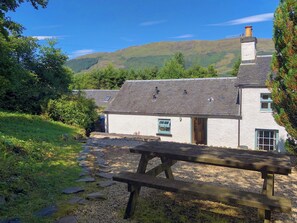 Outdoor dining - 2 bedroom accommodation in Ballachulish, near Glencoe (Ballachulish, near Glencoe)