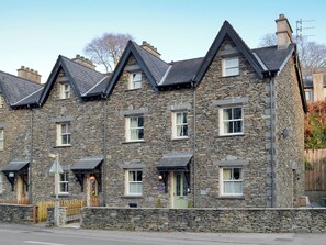 A row of stone houses with pitched roofs and multiple windows. - 3 bedroom accommodation in Ambleside (Ambleside)