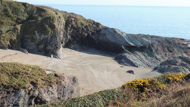 A coastal landscape with rocky cliffs and a sandy beach. - 4 bedroom accommodation in Lansallos, near Looe (Lansallos, near Looe)