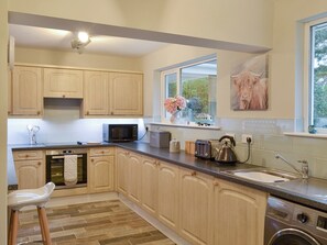 Oven, dishwasher, freezer - 4 bedroom accommodation in Lansallos, near Looe (Lansallos, near Looe)
