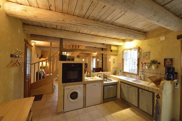 Fridge, oven, stovetop, dishwasher - Discover Aurel Unexpected ' (Aurel)