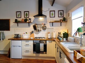 Oven, cookware/dishes/utensils, freezer - 1 bedroom accommodation in Dyserth, near Prestatyn (Dyserth, near Prestatyn)