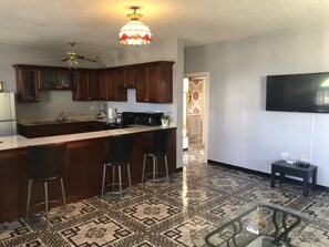 Private kitchen - Retreat Comfortable Apartments (Falmouth)