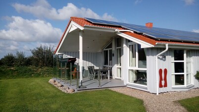 spacious and comfortably furnished holiday home with sauna and fireplace